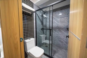 Shower, hair dryer, bidet, towels - The epitome of convenience in Kilimani! Our 2-bedroom Tranquil Nest. (Nairobi)