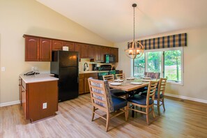 Mikrowelle, Geschirrspüler, Wasserkocher mit Kaffee-/Teezubehör, Toaster