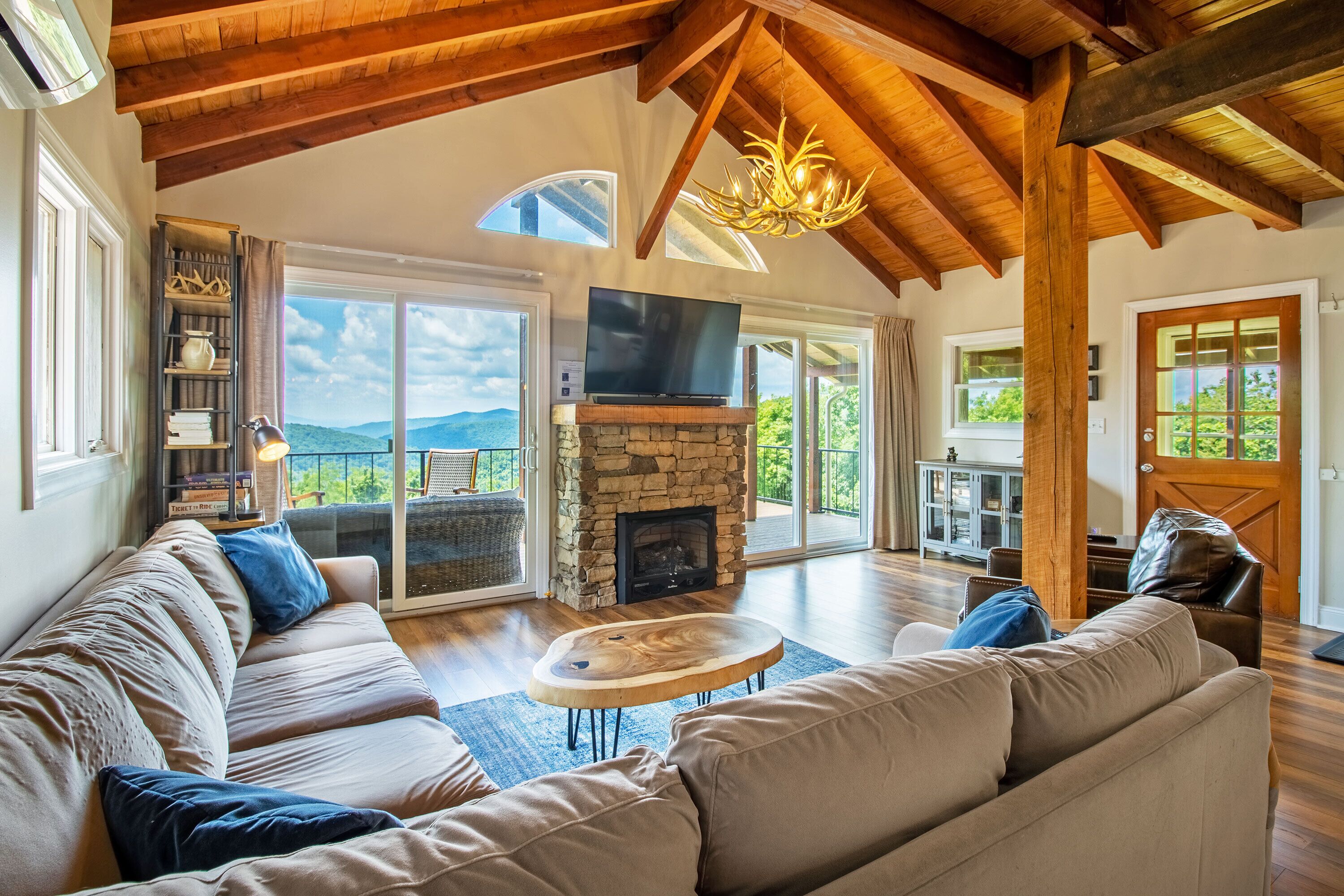 Mountain Views, Hot tub, Firepit, & Pool Table!