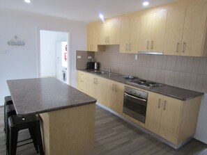 Refrigerador, microondas, horno, placa de cocina