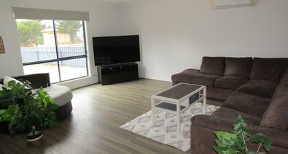 Retreat on Talbot - short walk to shops, pub and beach - Off Peak Special!