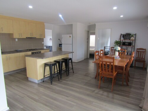 Retreat on Talbot - short walk to shops, pub and beach - Off Peak Special!