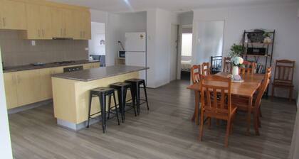 Retreat on Talbot - short walk to shops, pub and beach - Off Peak Special!