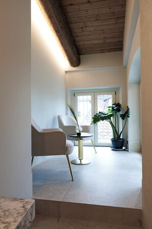 Rom – executive, 1 queensize-seng | Minibarvarer (inkludert), safe på rommet og individuelt dekorert