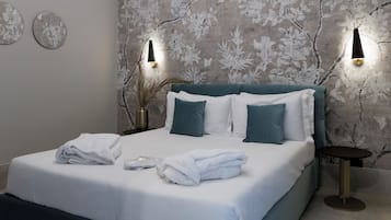 Een minibar met enkele gratis items, een kluis op de kamer