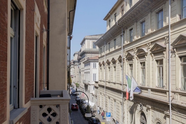 Minibar (con algunos artículos gratuitos) y caja fuerte