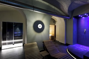 Sauna, steam room