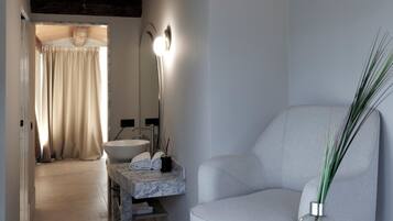 Executive Room, 1 Queen Bed | Free minibar items, in-room safe, individually decorated, desk