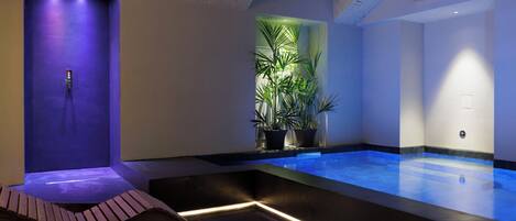 Una piscina cubierta