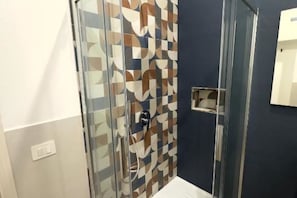Regadera, secadora de cabello, bidet, toallas 