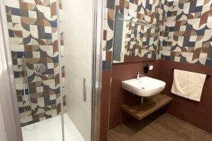 Dusche, Haartrockner, Bidet, Handtücher