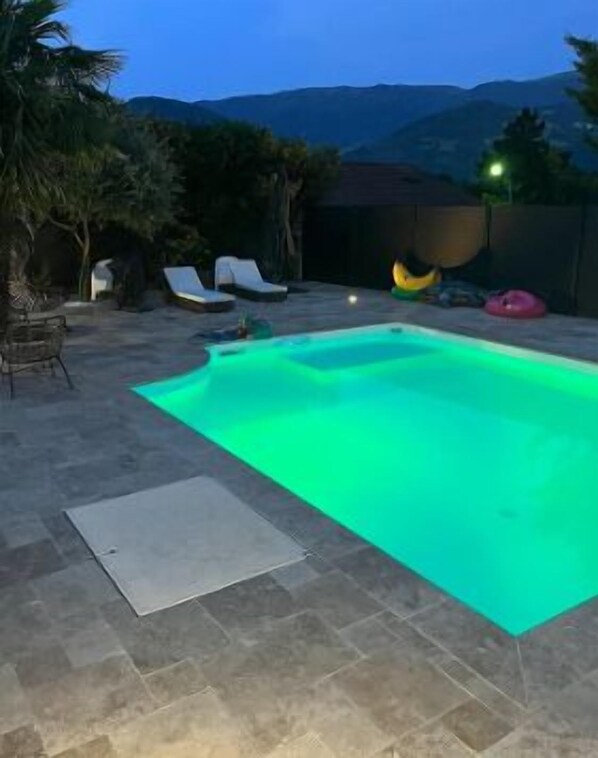 Utendørsbasseng og et oppvarmet basseng