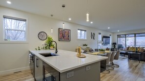 Interior - Casa Feliz - Across from the beach w/ Hot Tub (Penticton)