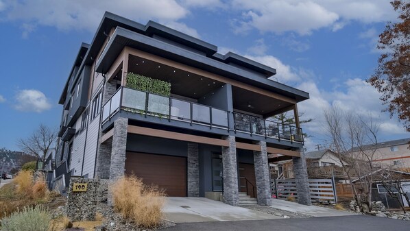 Exterior - Casa Feliz - Across from the beach w/ Hot Tub (Penticton)