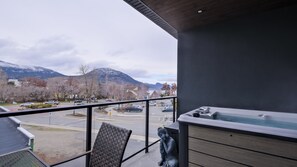Outdoor spa tub - Casa Feliz - Across from the beach w/ Hot Tub (Penticton)