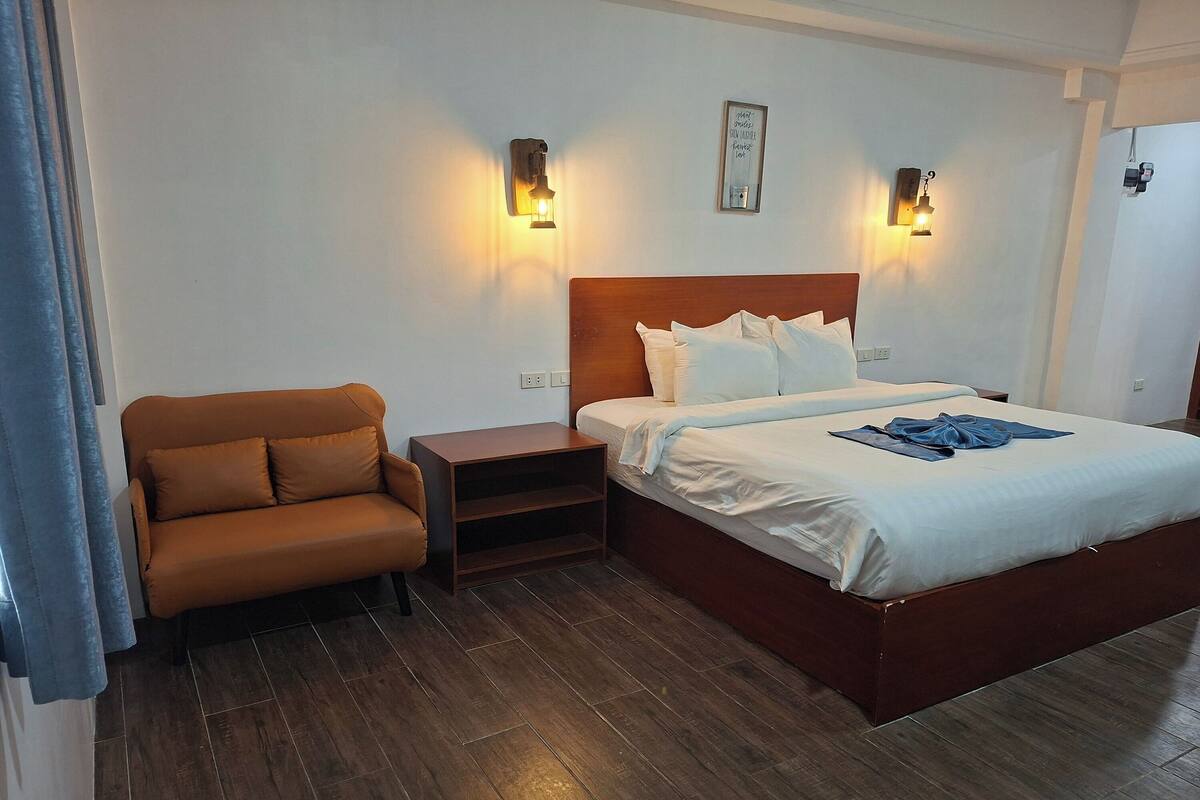 Desk, blackout curtains, free WiFi, bed sheets