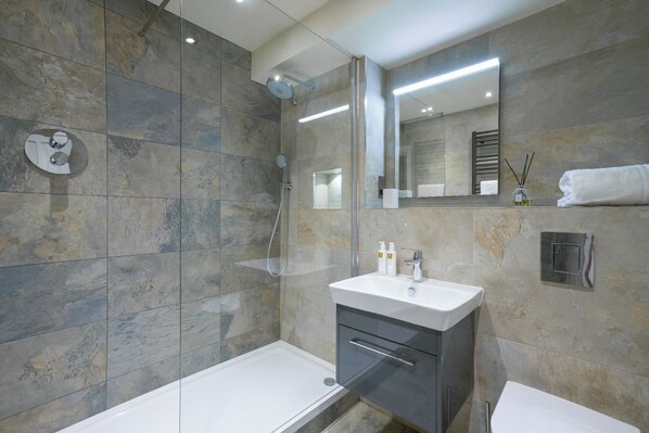 Shower, hair dryer, towels - Idyllic Ambleside Retreat with Panoramic Views by LetMeStay (Ambleside)