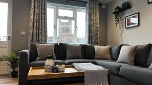 2 عدّة غرف نوم ومكتب ومكواة/لوح كي وخدمة الإنترنت