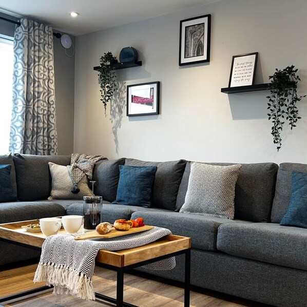 2 عدّة غرف نوم ومكتب ومكواة/لوح كي وخدمة الإنترنت