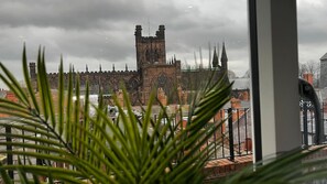 2 habitaciones, escritorio y tabla de planchar con plancha