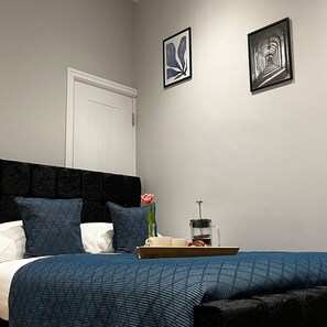 1 habitación, escritorio y tabla de planchar con plancha 