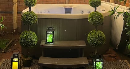 The Cheshire Gathering - Hot Tub 8 Bedroom