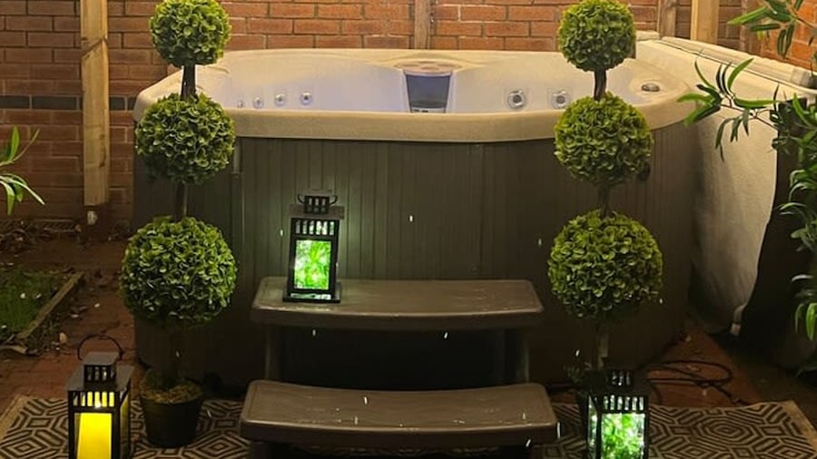 The Cheshire Gathering - Hot Tub 8 Bedroom