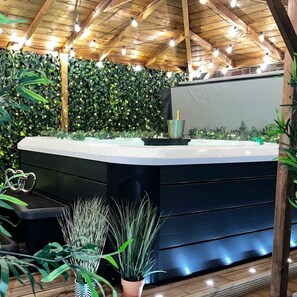Căn hộ | 10 phòng ngủ, bàn 