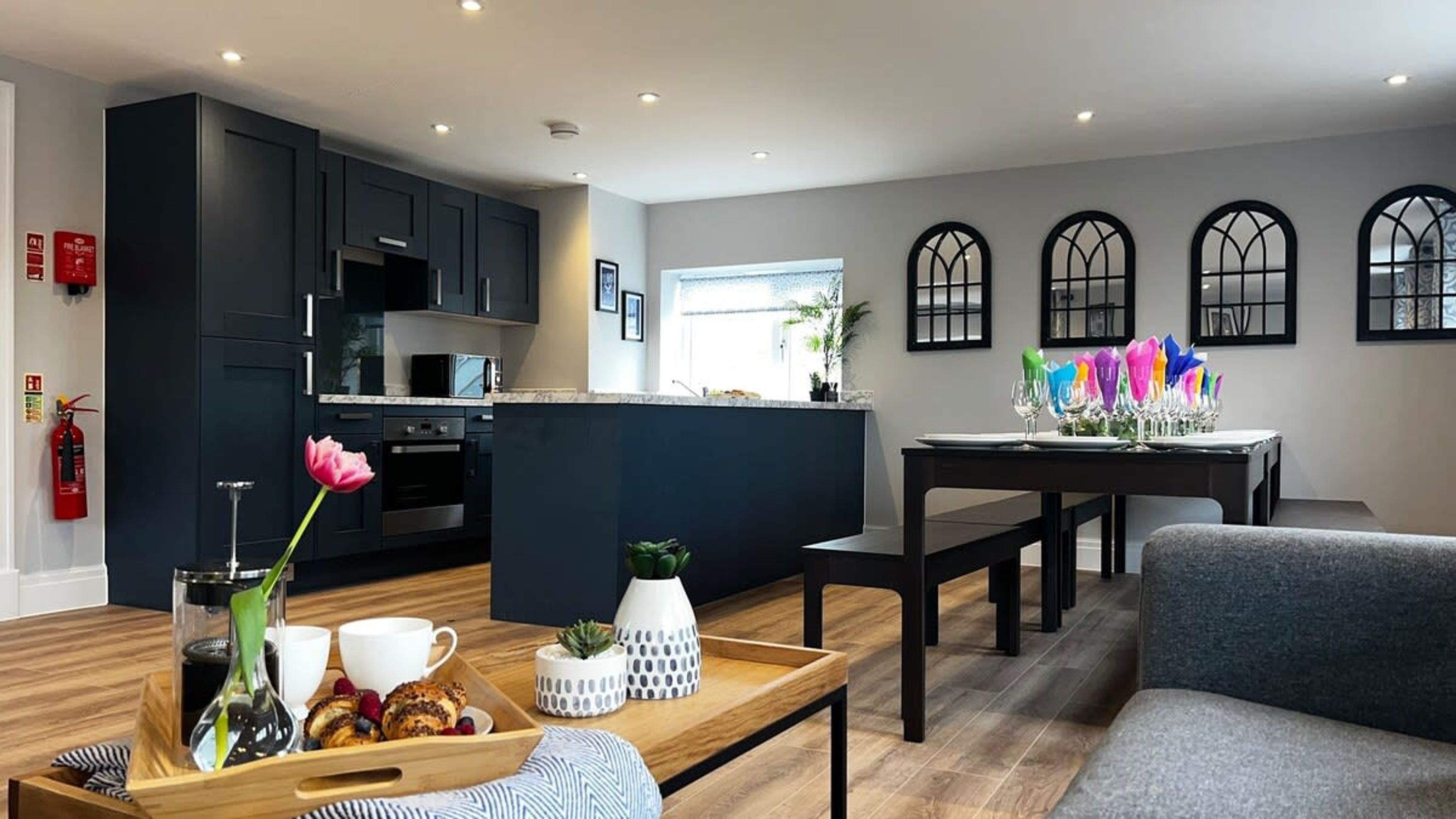 10 bedrooms, desk