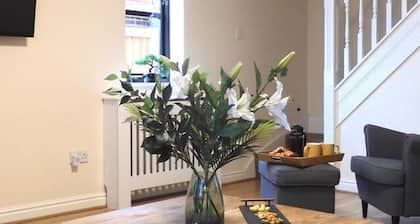 Lion House Chester - Very Near Zoo Ideal for Families