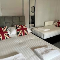 Apartment | 4 bedrooms, desk