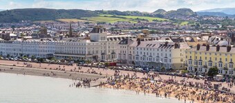 더 노스 웨일스 갸더링 - 핫 터브 슬립스 업 16