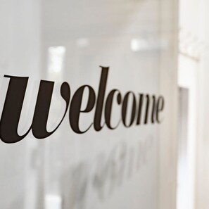 Une enseigne « Bienvenue » dans un intérieur moderne et minimaliste.