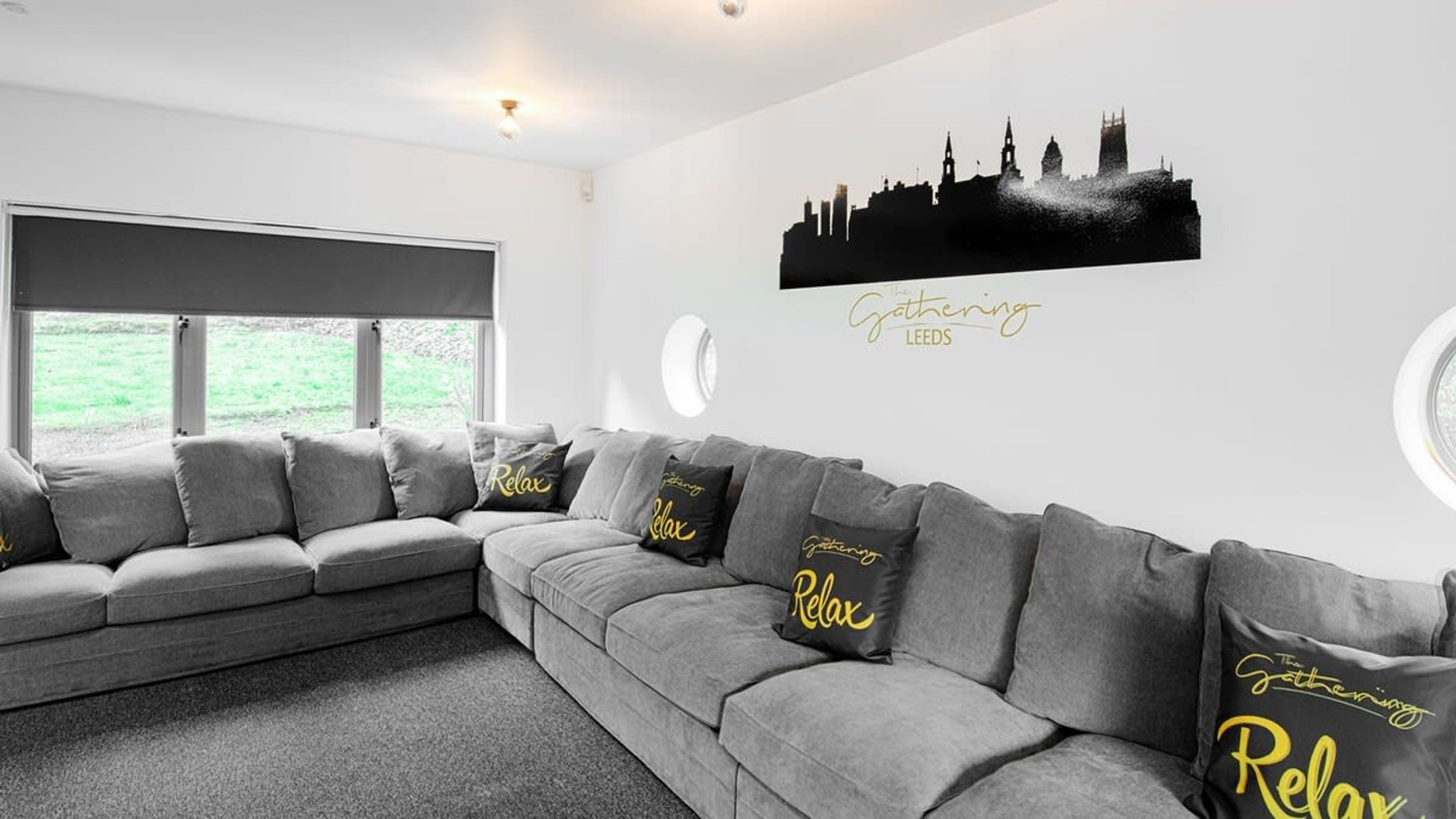 4 عدّة غرف نوم ومكتب ومكواة/لوح كي