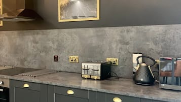 Departamento | 4 habitaciones, escritorio y tabla de planchar con plancha
