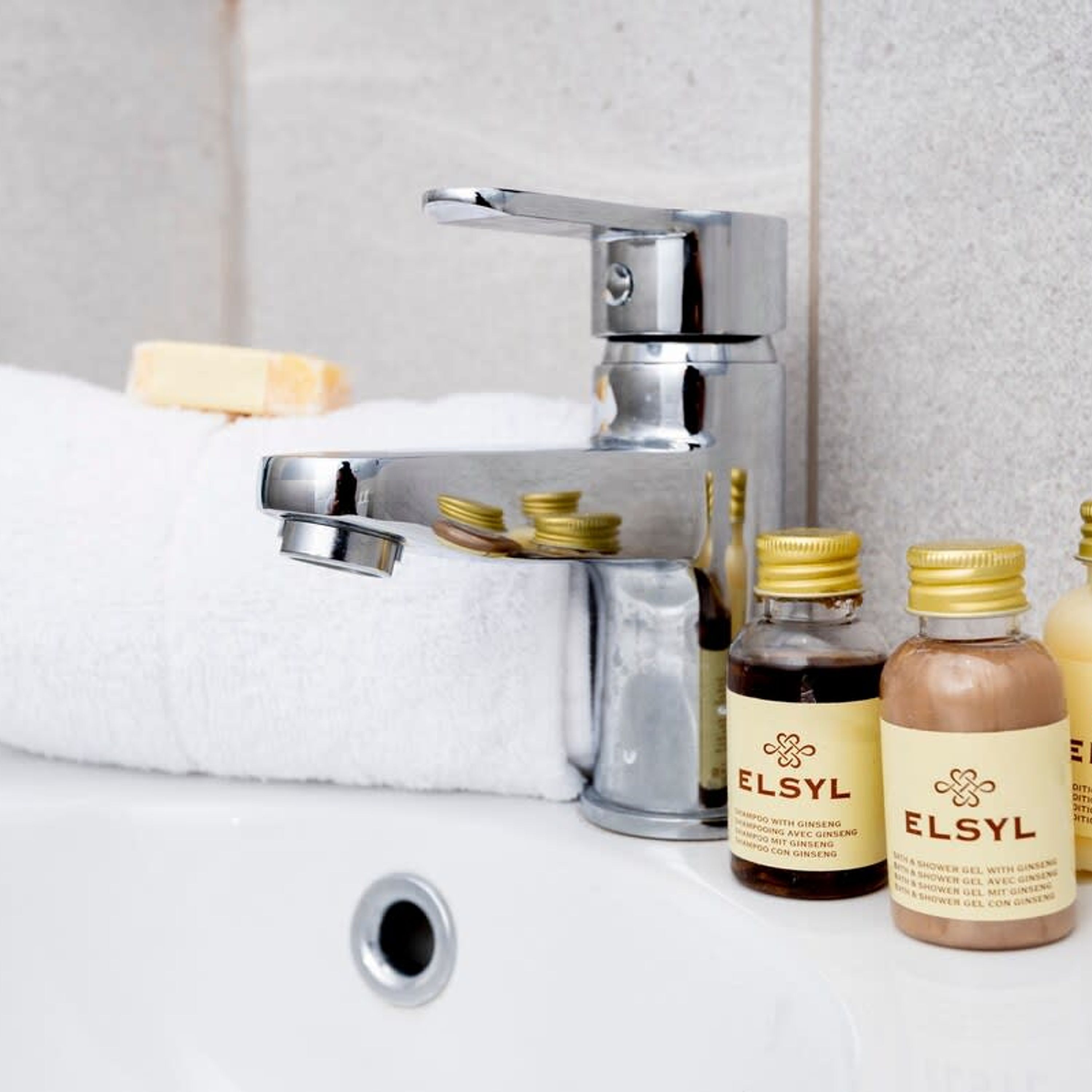 Apartment | Bathroom | Free toiletries, hair dryer, toilet paper