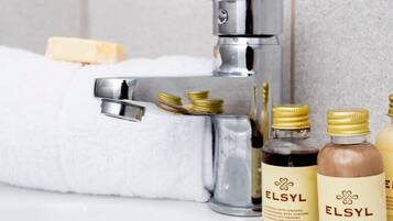 Apartment | Bathroom | Free toiletries, hair dryer, toilet paper