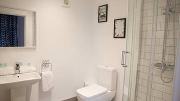 Apartment | 2 bedrooms, desk, iron/ironing board