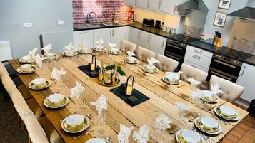 House | 9 bedrooms, desk, iron/ironing board