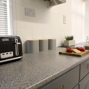 Huoneisto | 3 makuuhuonetta, silitysrauta/-lauta