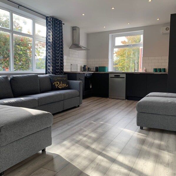 Apartment | 4 bedrooms, desk, iron/ironing board - The Lower Gathering - Sale - Sleeps Up To 13 (Sale)