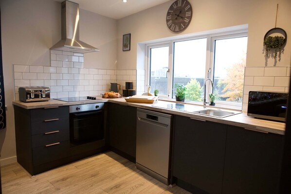 5 bedrooms, desk, iron/ironing board