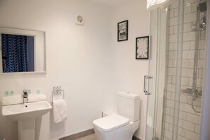 Apartment | 5 bedrooms, desk, iron/ironing board