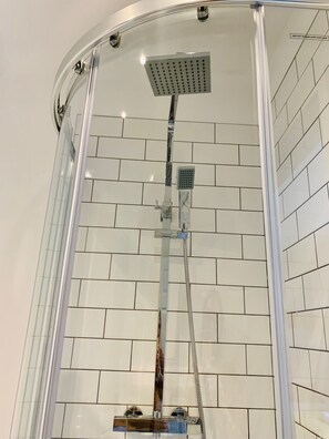 1 habitación, escritorio y tabla de planchar con plancha 