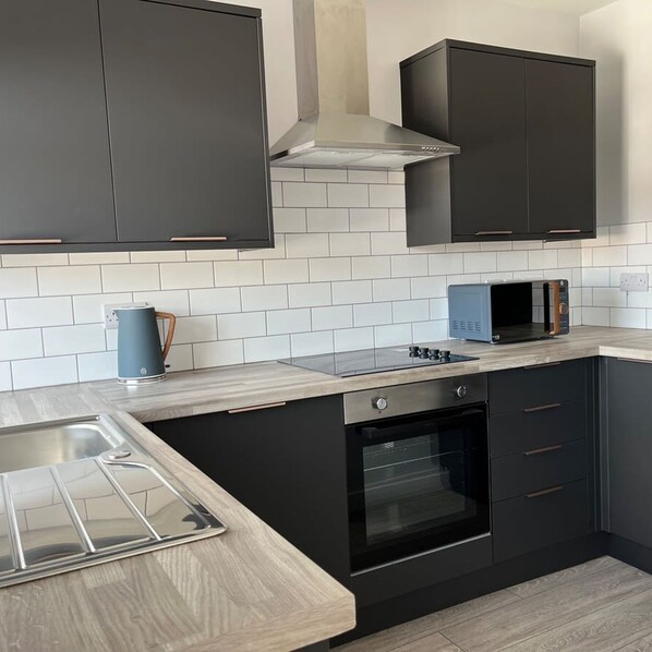 Huoneisto | 1 makuuhuone, työpöytä, silitysrauta/-lauta