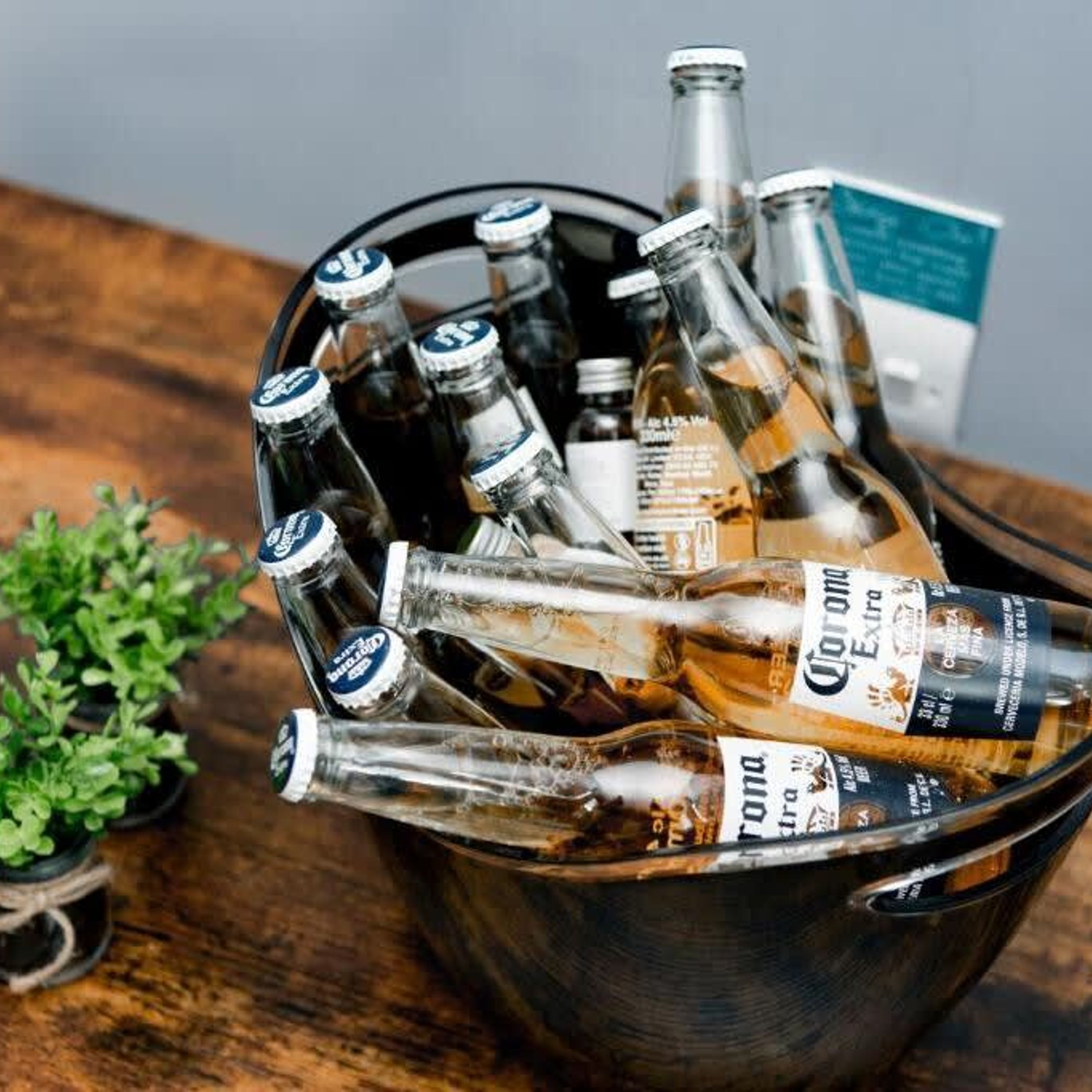 Un cubo lleno de botellas de cerveza vacías.