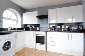 Apartment | 6 bedrooms, soundproofing, iron/ironing board, Internet