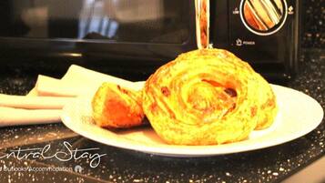 Departamento | Cocineta privada | Tetera eléctrica, tostadora y utensilios de cocina