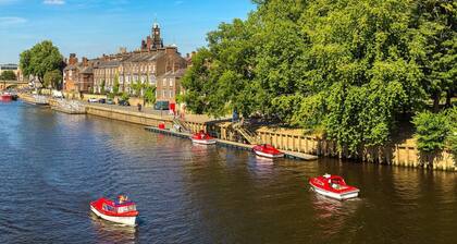 The Gillygate Gathering - Sleeps Up To 16 York City Centre