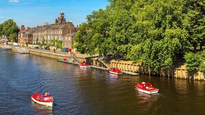 Un río con barcos, un puente y edificios a lo largo de la orilla.